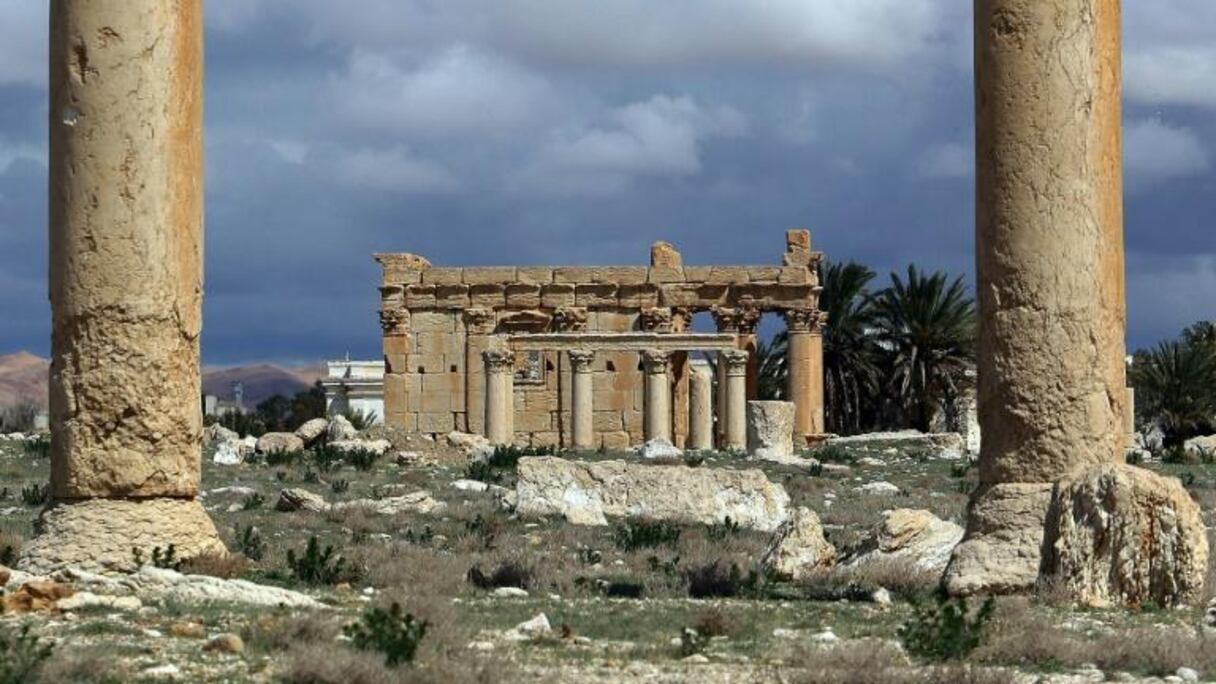 Le temple de Baalshamin, vu entre deux colonnes corinthiennes, le 14 mars 2014 dans la cité antique de Palmyre, en Syrie.
