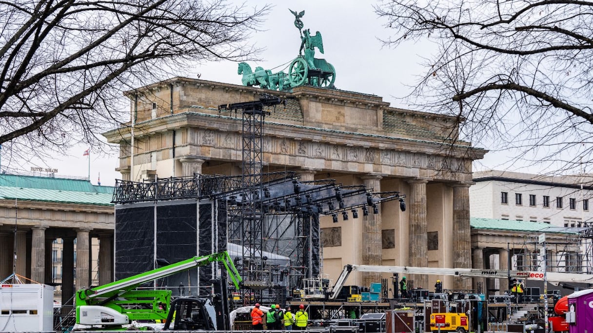 Scène en cours de montage, porte de Brandebourg, à Berlin, le 28 décembre 2021. Le traditionnel concert du Nouvel An sera diffusé à la télévision, sans audience en direct, en raison de l'augmentation des cas de contamination par le variant Omicron du Covid-19.
