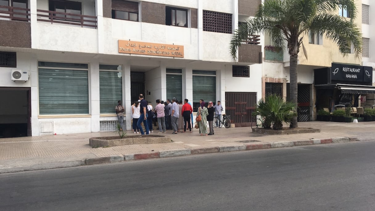 Des citoyens protestent devant la commune d'Agdal à Rabat contre la défaillance des services.
