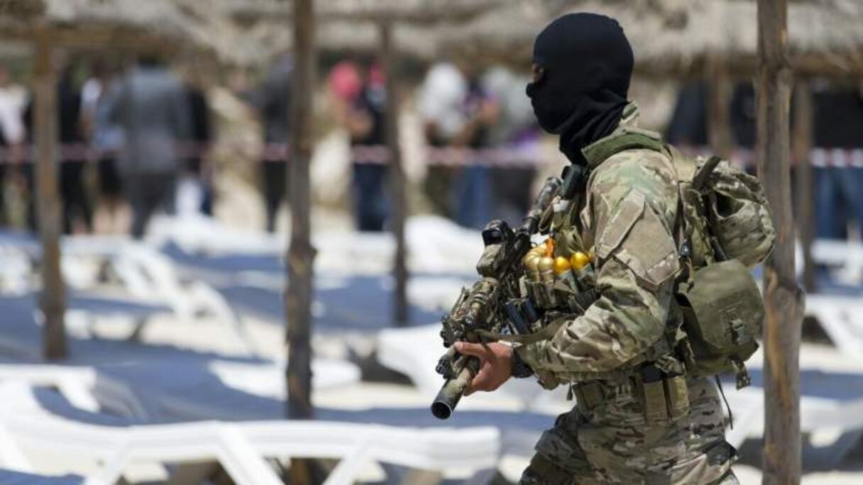 Un soldat tunisien monte la garde sur la plage de l'Impérial Merhaba à Port el Kantaoui près de Sousse.
