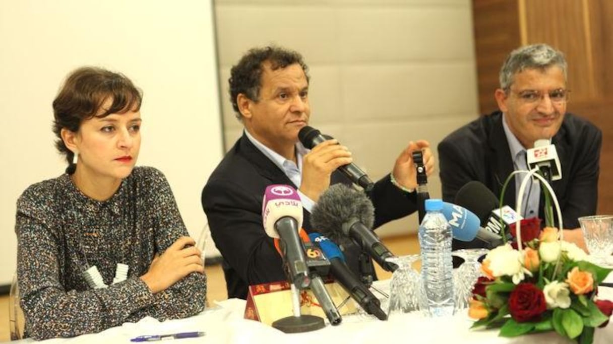 Mehdi Qotbi, président de la Fondation nationale des musées, entouré de Abdelaziz Idrissi, directeur du Musée Mohammed VI d'art contemporain, et Hind Ayoubi, conservateur adjoint du musée.
