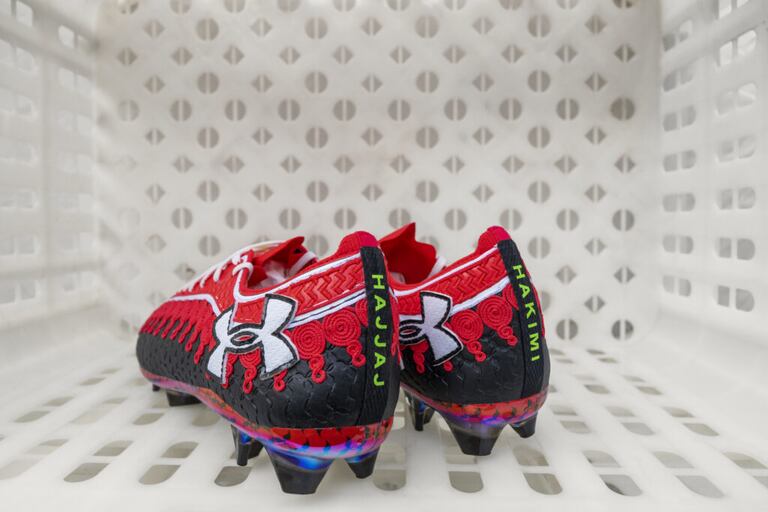 La nouvelle paire de crampons Under Armour d'Achraf Hakimi, signés par l'artiste Hassan Hajjaj et conçus à l'occasion de la CAN.