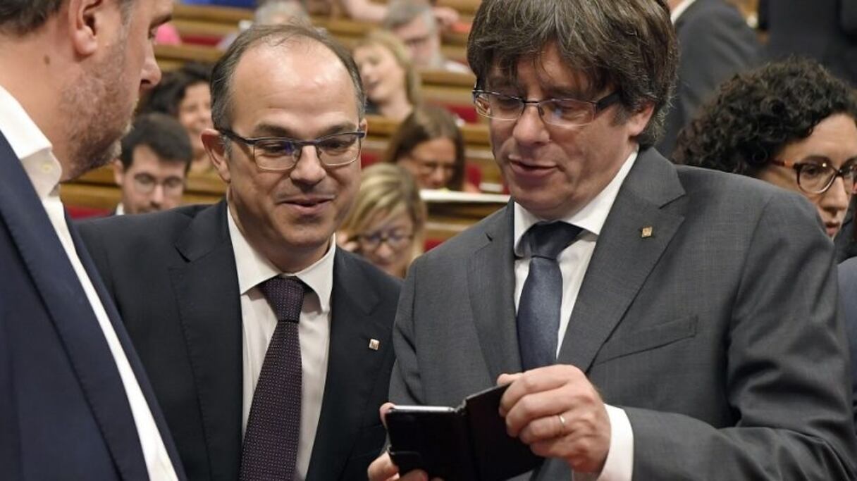 Dans ces messages, Puigdemont écrit que tout est "terminé" et qu'il va se consacrer à défendre sa réputation.
