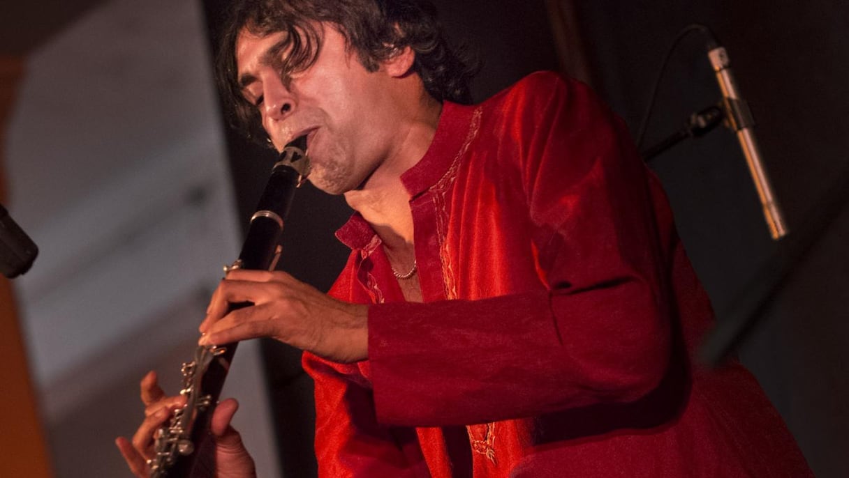 Arun Ghosh, clarinettiste et compositeur est connu entre autres à Londres comme le novateur de l’Indo Jazz.
