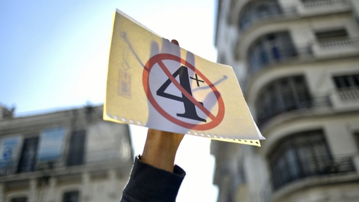 Les étudiants algériens manifestent à Alger, mardi 12 mars. Le "5", cerclé et barré de rouge, logo de la contestation initiale contre un 5e mandat, a laissé la place à un "4+".
