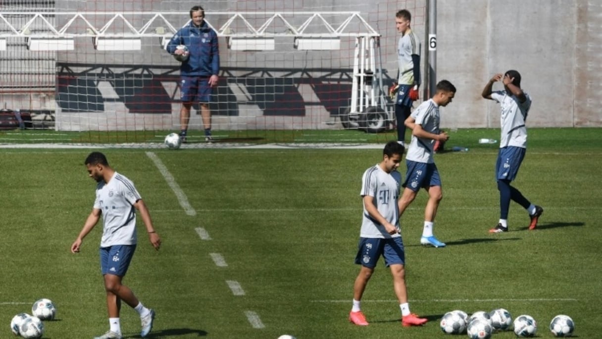 Les joueurs du Bayern Munich ont repris l'entraînement par petits groupes après une période de confinement consécutive à la pandémie de coronavirus le 6 avril 2020.
