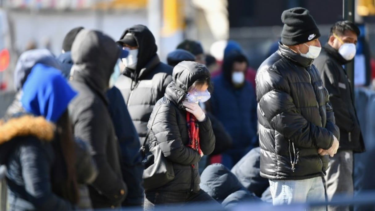 Des personnes font la queue pour se faire tester au Covid-19 devant un hôpital du Queens, le 26 mars 2020 à New York.
