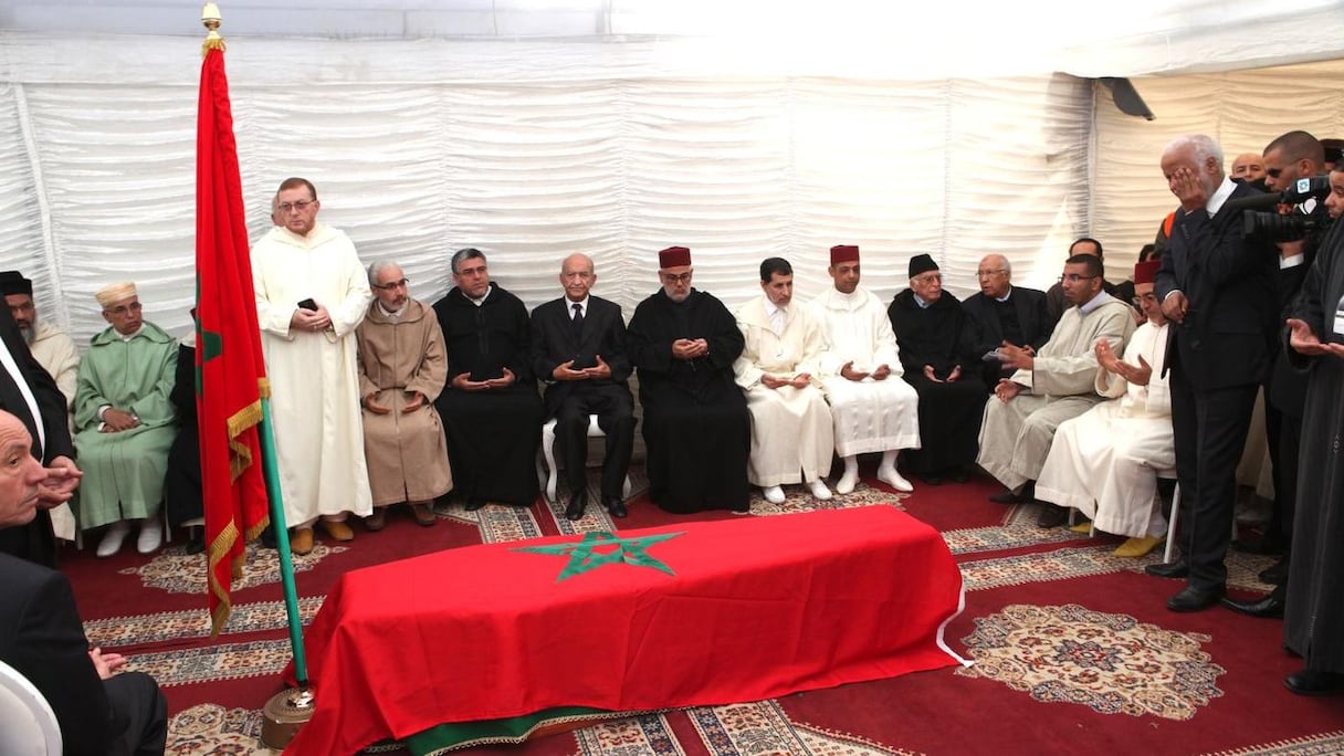 Abdelilah Benkirane et ses invités prieront ensemble devant le cercueil recouvert du drapeau marocain.
