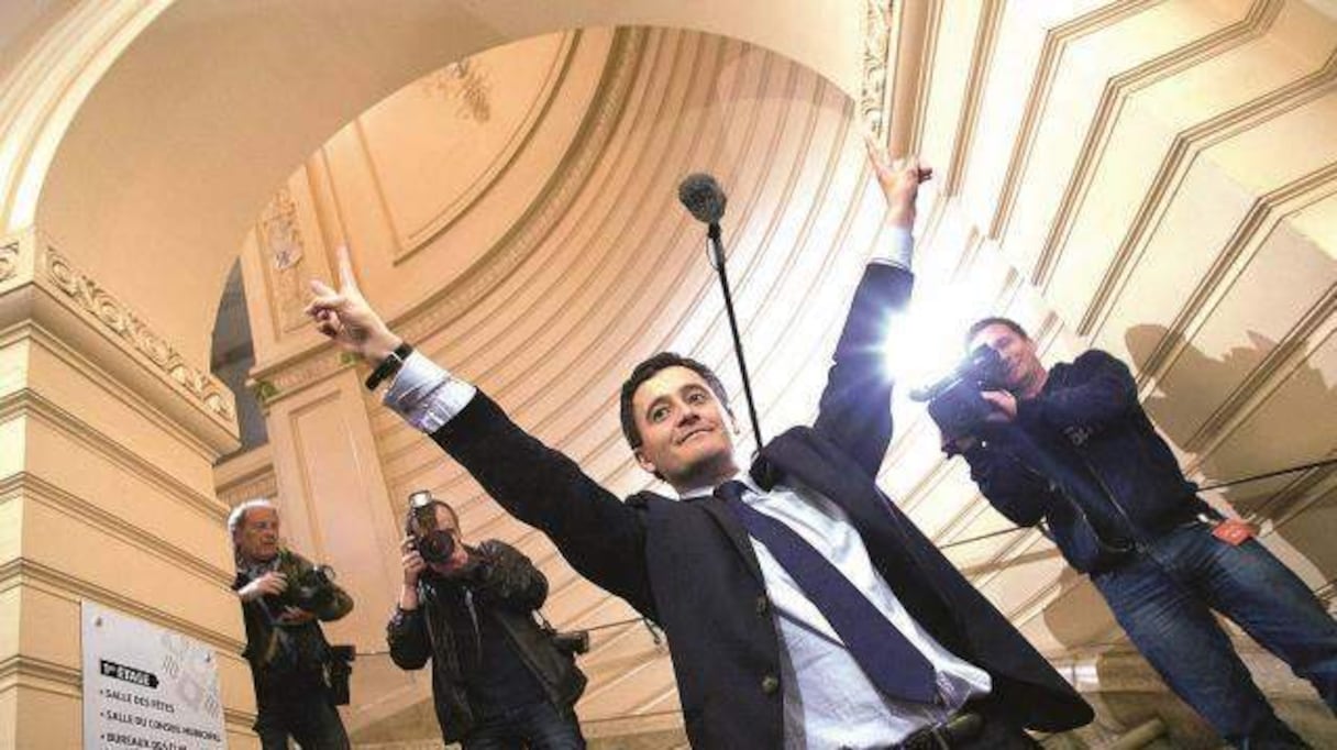 Gérald Darmanin, arborant le "V" en forme de victoire, après avoir remporté la mairie de Tourcoing (Nord), le 30 mars dernier. Fils de femme de ménage et de patron de bistrot, ce jeune député-maire républicain est considéré comme un futur leader politique. 
