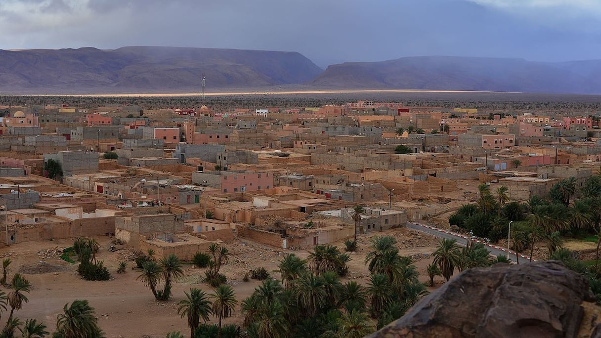 Assa (vue aérienne). A 100 km de Guelmim, diverses variétés de dattes sont cultivées sur des milliers d'hectares dans son oasis, nichée dans la vallée de l'oued Drâa. Dans la zaouia de son ancien ksar, de jeunes élèves étudient le Coran et la théologie.
