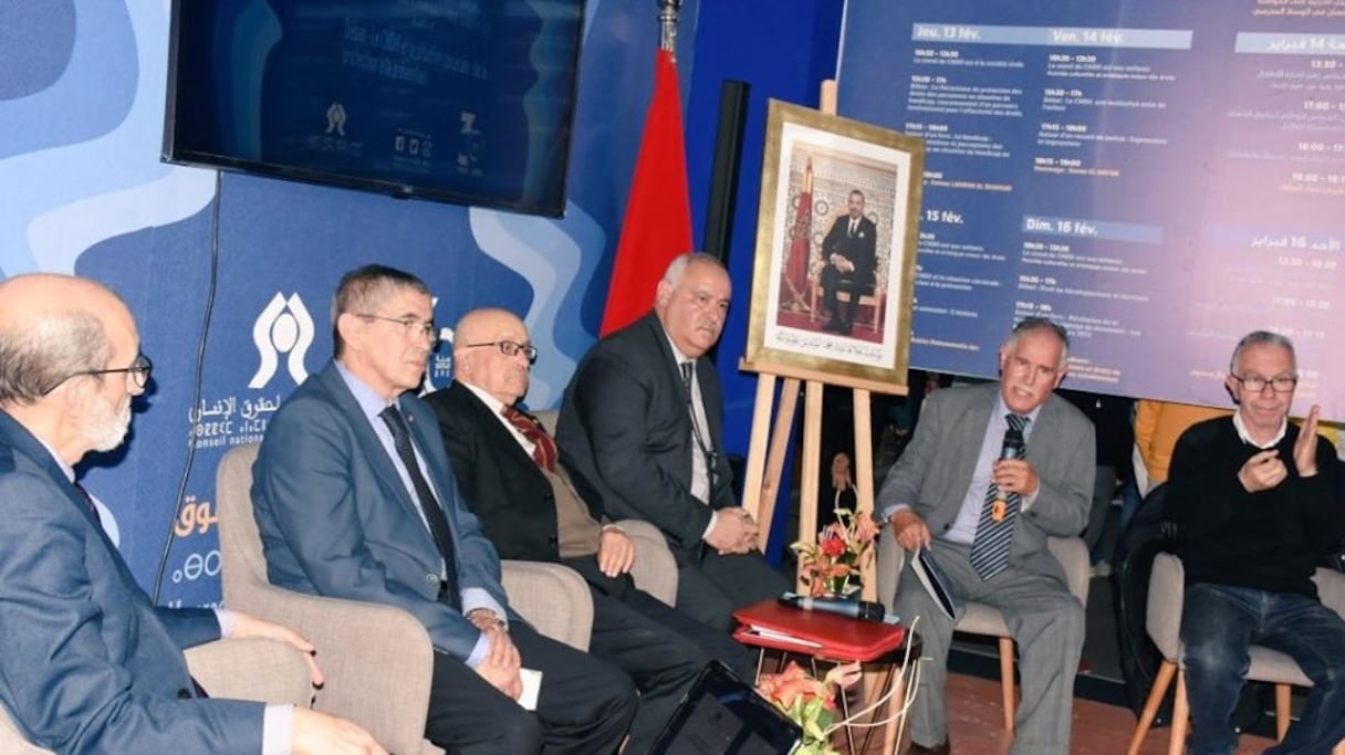 Des intervenants à la rencontre-débat sur la situation des droits humains en milieu carcéral, au stand du CNDH, au 26e SIEL de Casablanca, le samedi 15 février 2020. 
