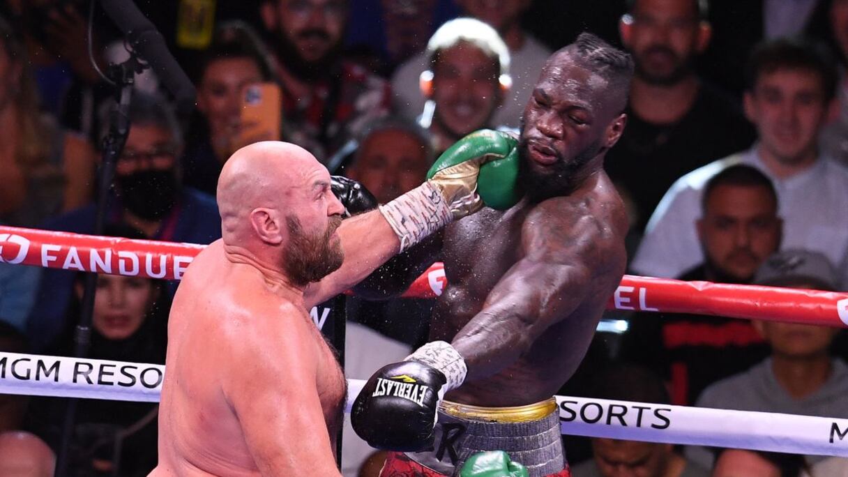 Fury met KO Wilder après un choc complètement fou.
