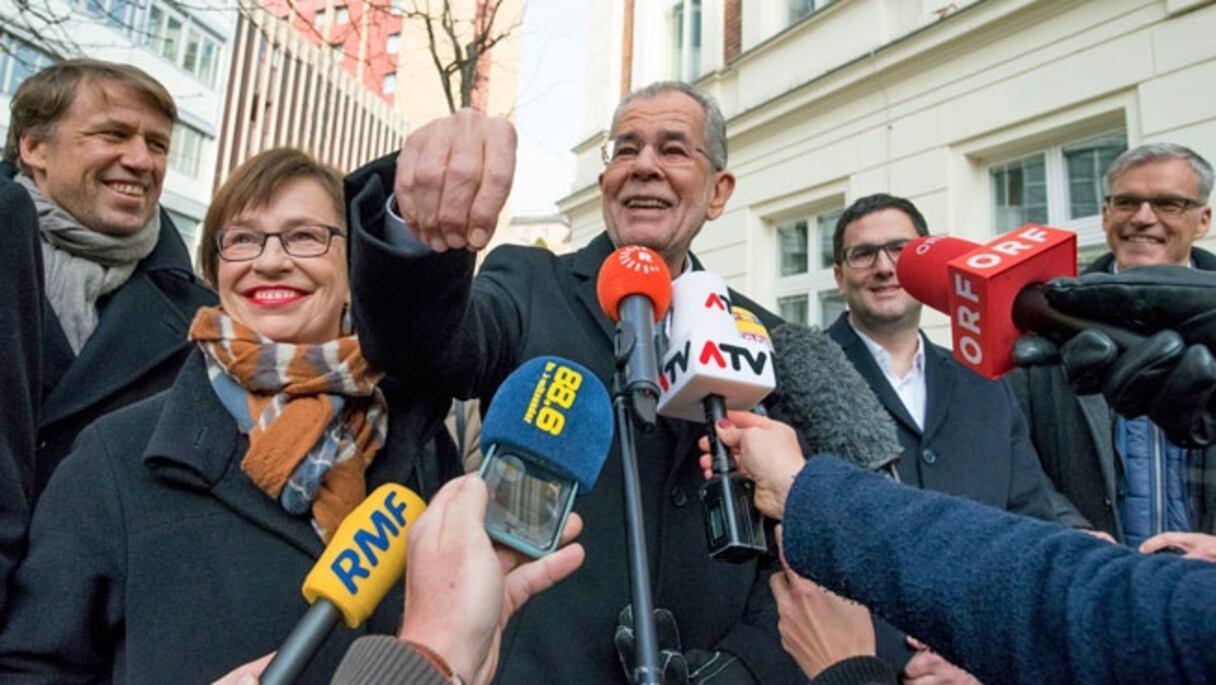 L'écologiste libéral Alexander Van der Bellen remporte les présidentielles. 
