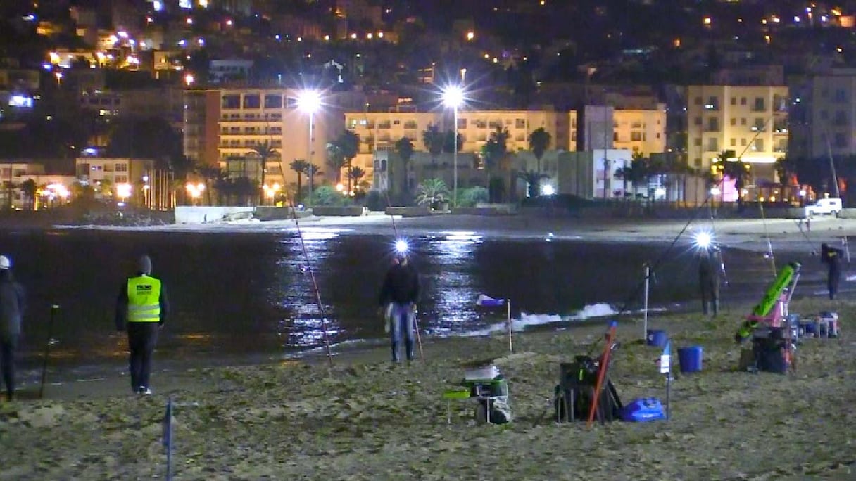 Pour sensibiliser à la préservation des ressources halieutiques, et initier à des pratiques de pêche éco-responsables, une quarantaine de pêcheurs amateurs de surf-casting se sont retrouvés dans la nuit du 19 au 20 novembre 2022 sur la plage de Tanger.
