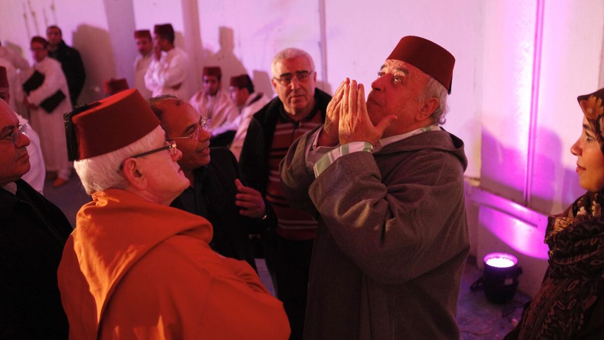 Bajeddoub, un artiste d'un charisme, d'une générosité et d'un talent fulgurants. Quand sa voix s'élève, c'est un chant mystique qui fait trembler les airs et les coeurs. Un regard vers Dieu, pour le remercier de ce don qui lui a été fait.
