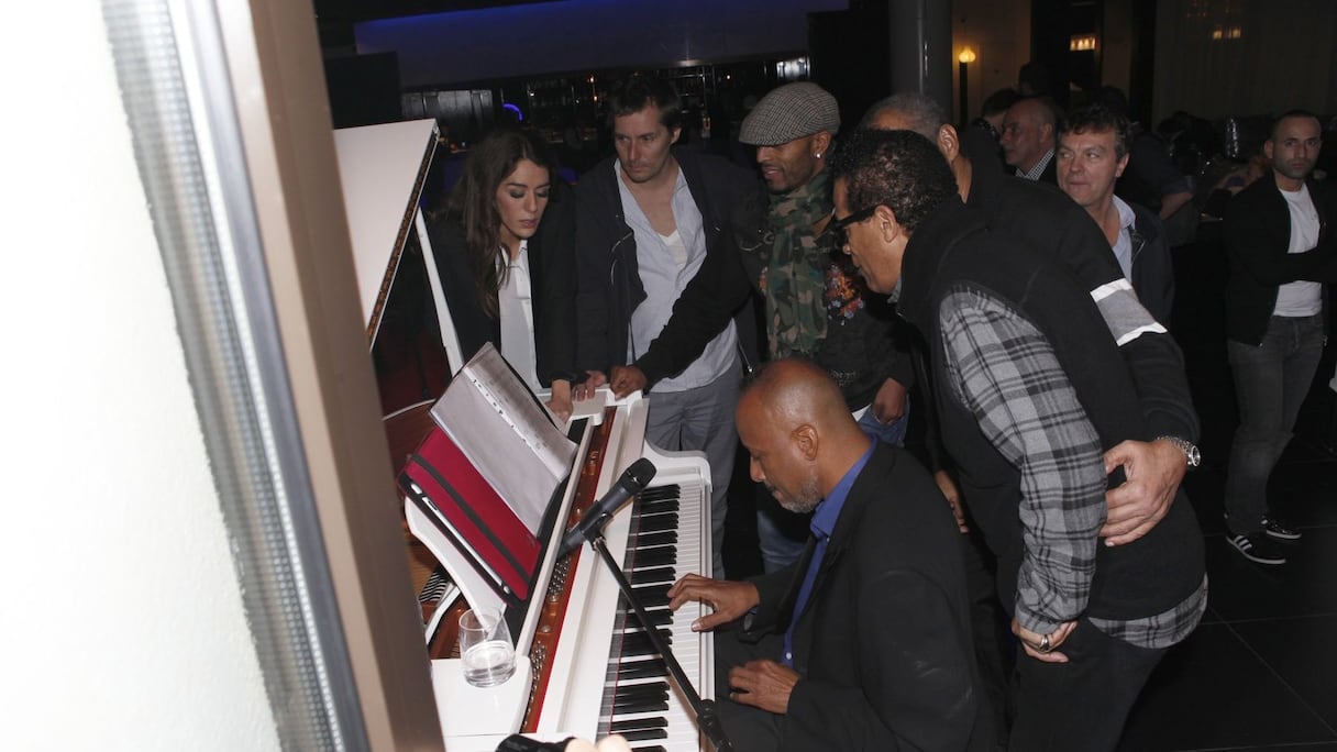 A la fin de la soirée, Vigon et Sophia Essaidi ont improvisé un délicieux concert autour du piano, pour le plus grand bonheur des personnes en présence. 
