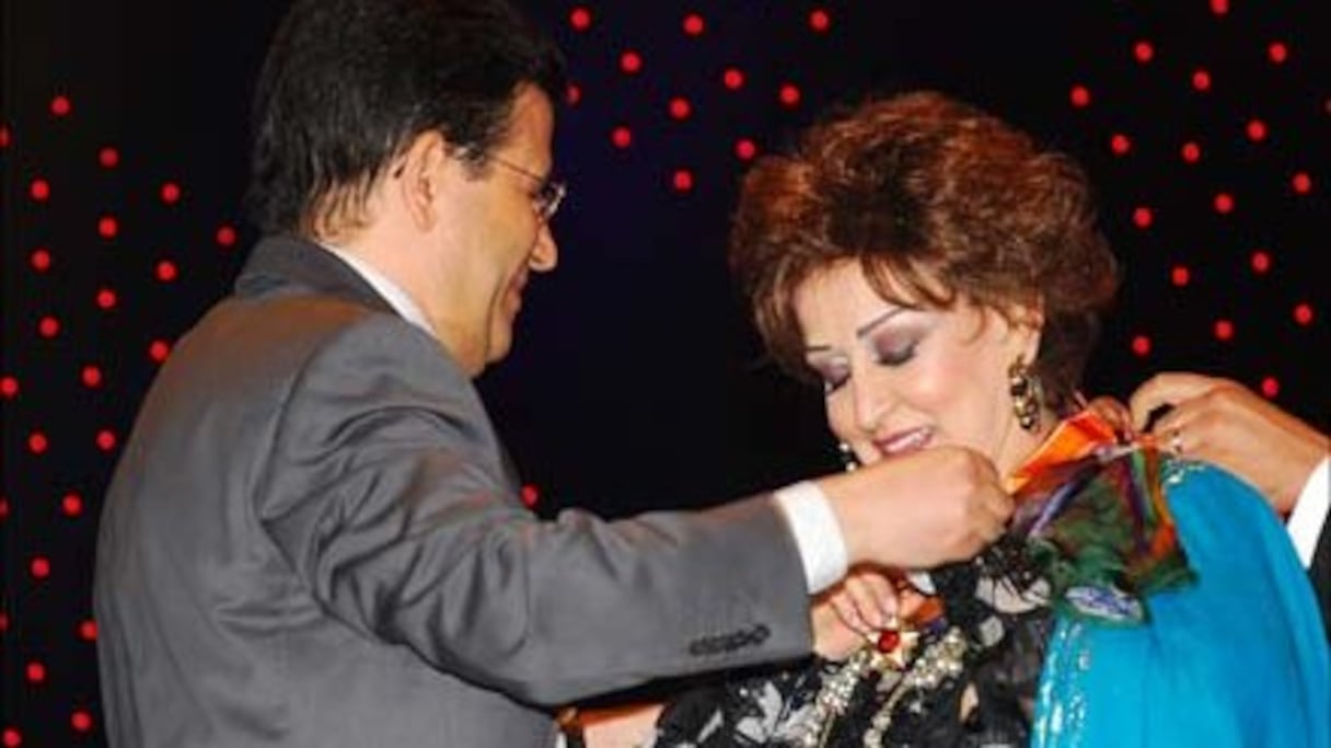 Très proche du public marocain, la chanteuse reçoit 2009, lors de sa participation au festival Mawazine, le Wissam royale
