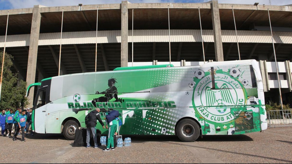 L'arrivée du car du Raja Casablanca au Complexe Mohammed V plus d'une heure avant la rencontre. 
