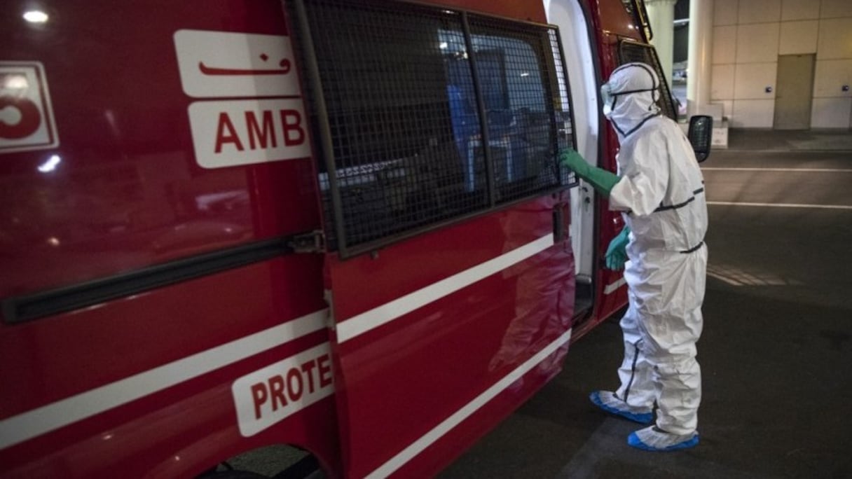 Dernières vérifications du matériel ambulancier avant une nouvelle prise en charge d'un patient Covid-19. 
