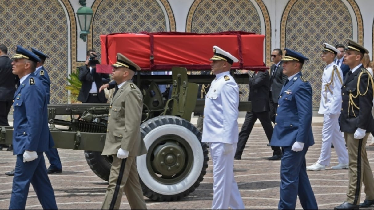 Des officiers escortent le cercueil du président Béji Caïd Essebsi le 27 juillet 2019 lors de funérailles nationales à Tunis.
