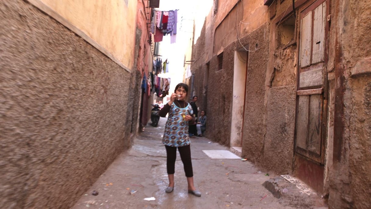 Les enfants de la médina se sont habitués à vivre avec le risque... d'effondrement des vieilles maisons.
