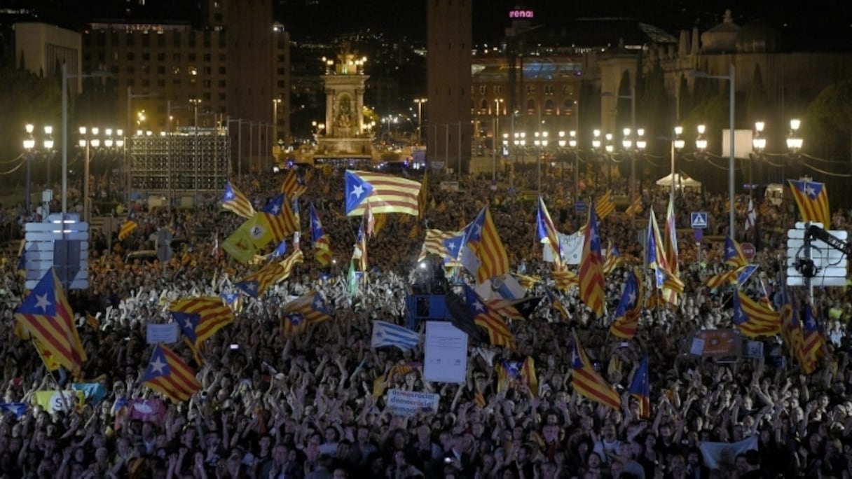 Des milliers de manifestants mobilisés sur la grand-place à Barcelone.
