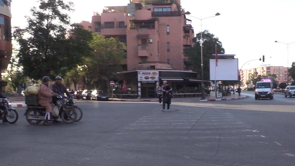 A Marrakech, la signalisation routière au sol est défaillante. Ici, le passage piéton est quasiment invisible.
