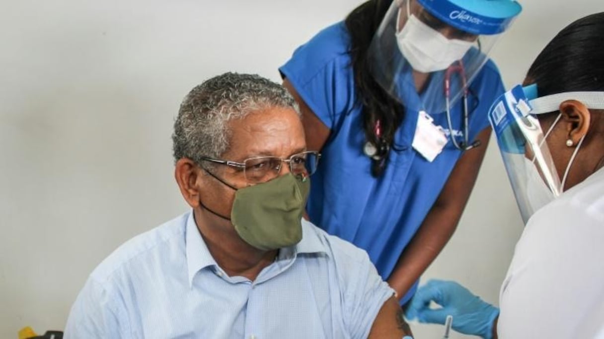 Le président des Seychelles Wavel Ramkalawan se fait vacciner contre le Covid-19 dans un hôpital de Victoria le 10 janvier 2021.
