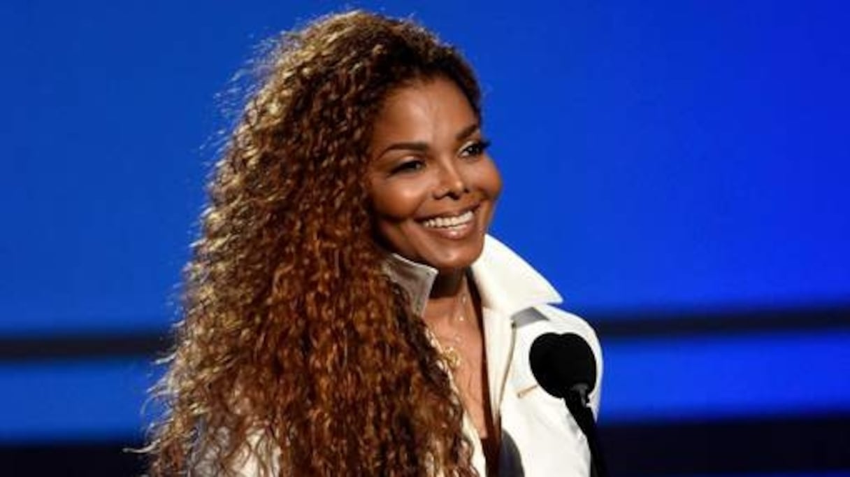 A cinquante ans, Janet Jackson donne naissance à son premier enfant. 
