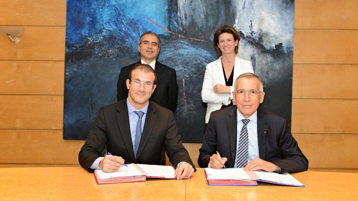 Bruno Bensasson, Directeur d'Engie Afrique et Ahmed Nakkouch, Président Directeur Général de Nareva lors de la signature de la convention, en présence de Hassan Ouriagli , PDG de la SNI et Isabelle Kocher, Directeur Général d’Engie.
