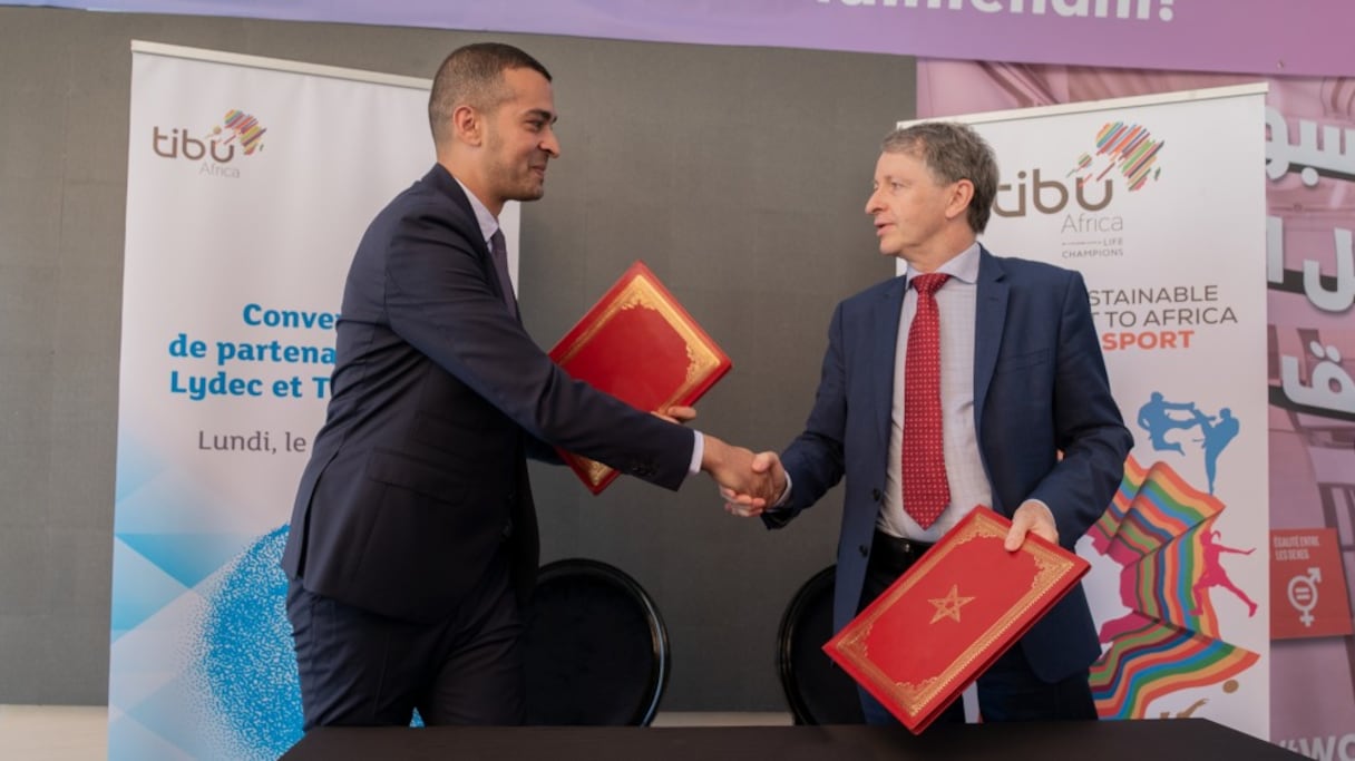 Poignée de main entre Jean-Pascal Darriet, DG de Lydec, à droite, et Mohamed Amine Zariat, Président de Tibu Africa, à gauche, lors de la signature du renouvellement du partenariat entre la Lydec et Tibu Africa, le 9 mai 2022.
