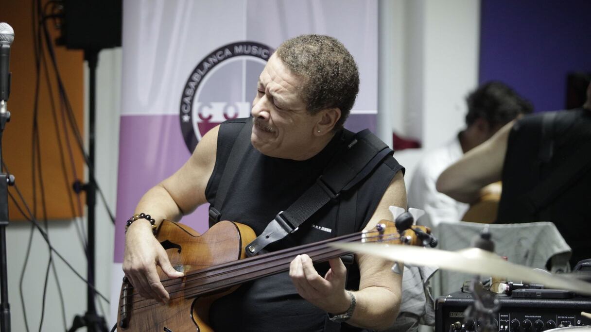 Mais l'esprit du Jazz, le virtuose l'insufflera au public, comme une bourrasque qui vous prend aux entrailles, en s'emparant de sa basse pour laisser libre cours à son âme. 
