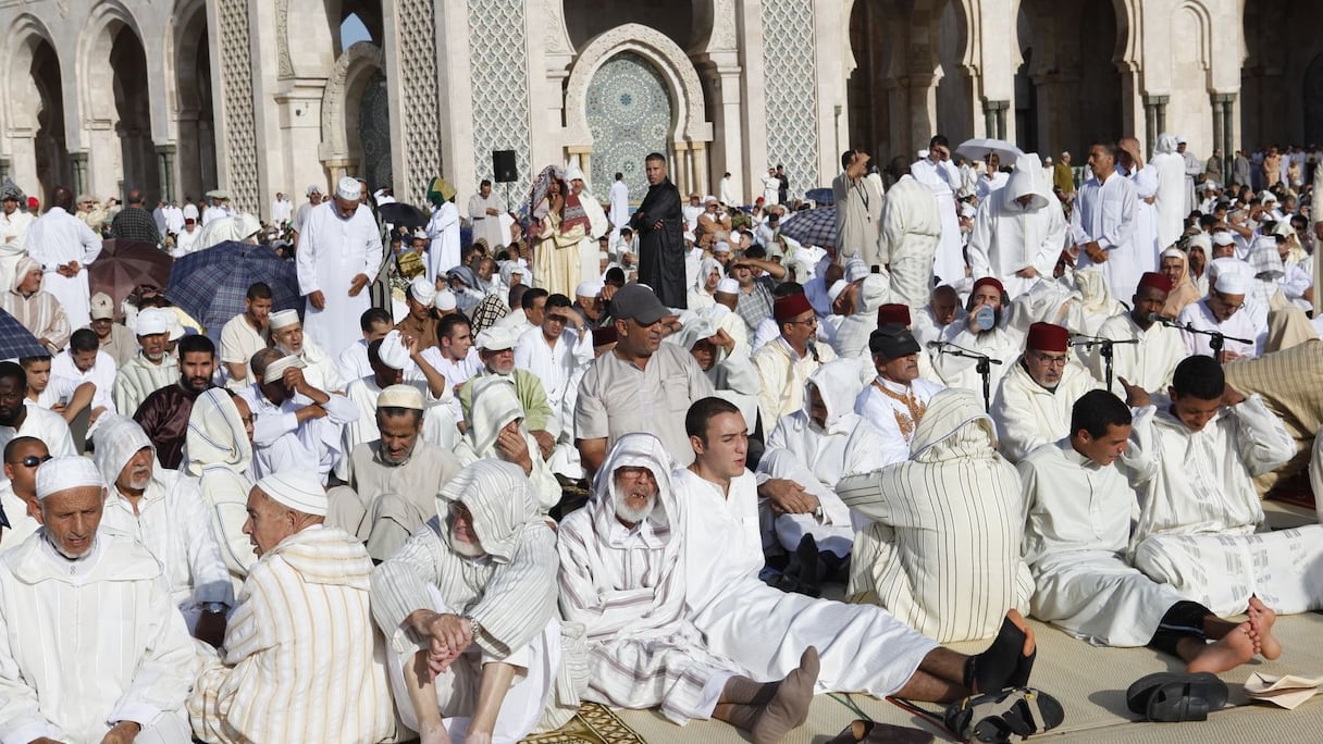 Malgré l'extrême chaleur, les fidèles sont venus nombreux à la mosquée Hassan II de Casablanca pour accomplir la prière de Aid El Fitr
