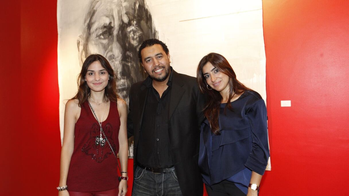 Younès Khourassani, présent pour le vernissage, entouré ici de Yasmine et Meryem Berrada, les deux passionnées d'art qui ont fondé Loft Art Gallery.
