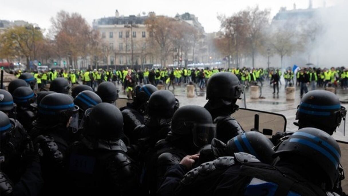 Paris s'est réveillée ce dimanche sur un affreux spectacle... de guerre.
