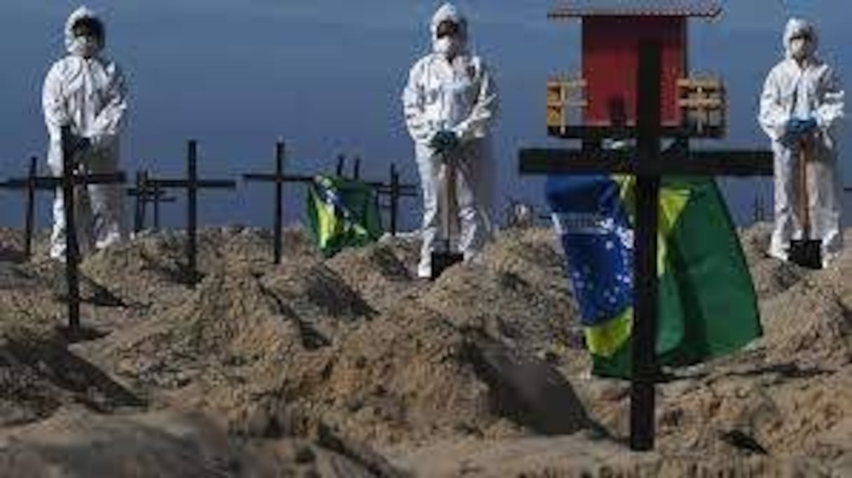 Cent tombes ont été symboliquement creusées sur la plage de Copacabana, à Rio de Janeiro, en hommage aux milliers de Brésiliens morts du Covid-19, le 11 juin 2020.
