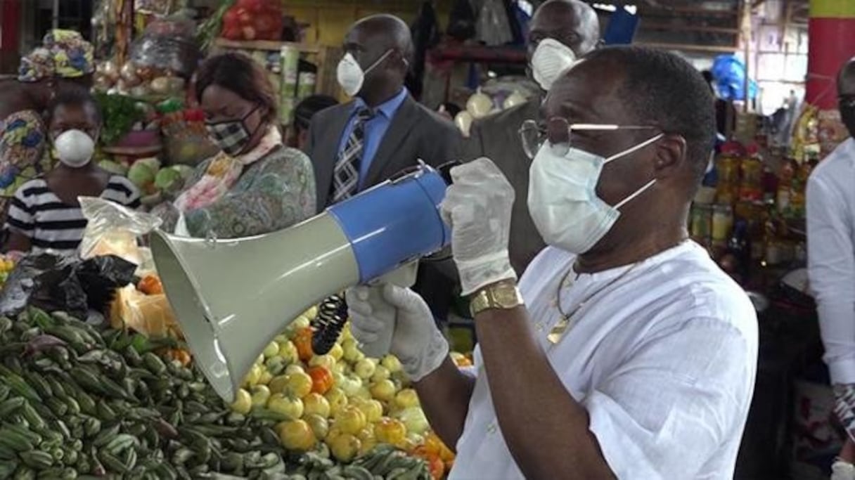 Marché couvert, à Yaoundé. 
