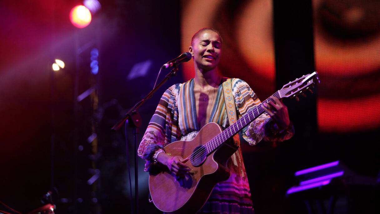 Sa guitarre contre elle sur laquelle et fait glisser ses doigts, Ayo laisse s'écouler son souffle chaud, doux comme une confidence, enrayé par moments, fugitifs, par la chute d'un espoir défaillant qui reprendra vie, frémissant, entre ses lèvres.