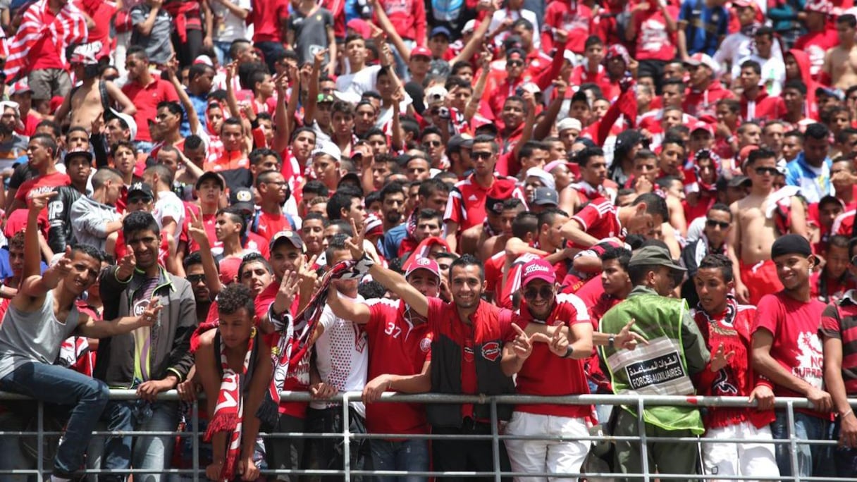 Les supporters sont déjà chauds en tribune. 
