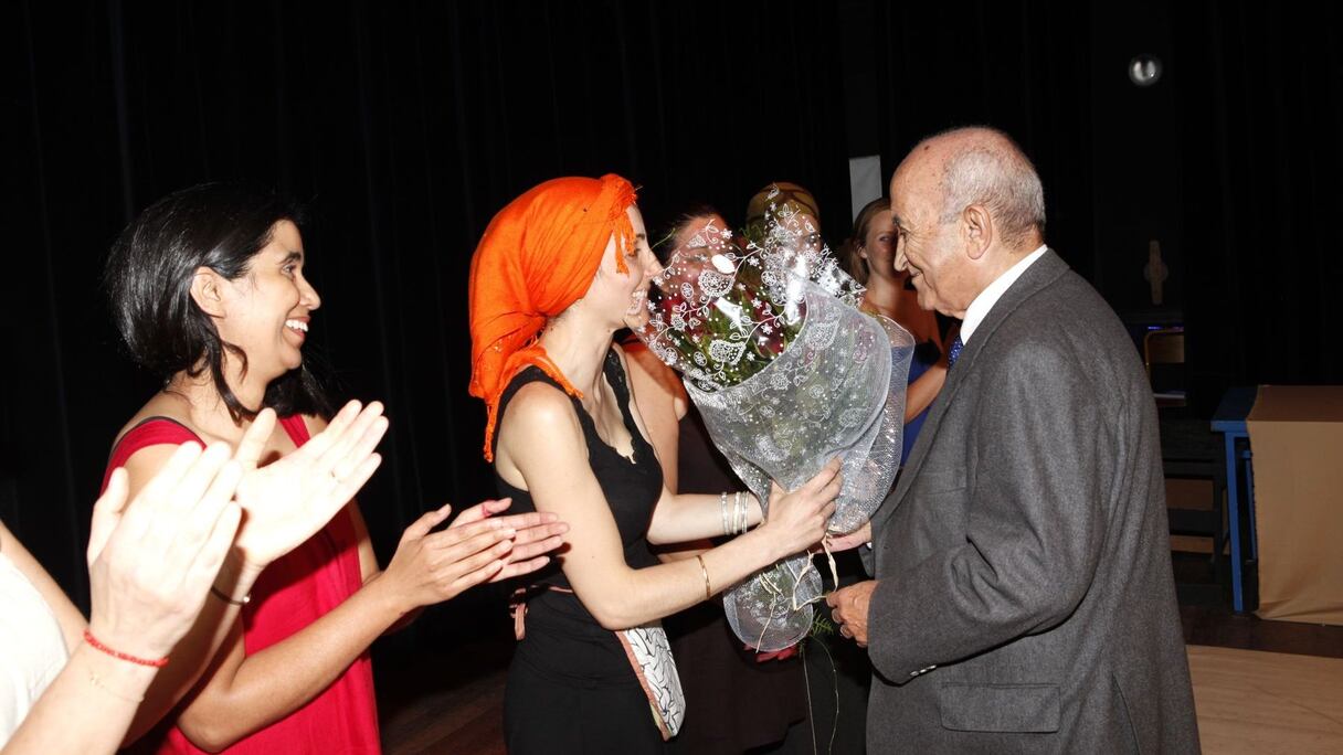 Abderrahman El Youssoufi montera sur scène pour féliciter les comédiennes. Une belle reconnaissance!
