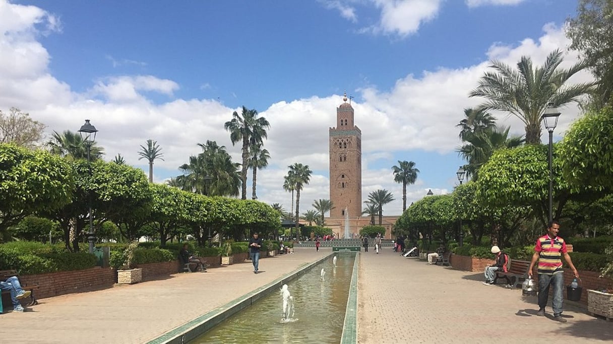 Mosquée Koutoubia, édifice religieux construit au XIIe siècle à Marrakech. Repère urbain et symbole important de la ville, la Koutoubia a été équipée en 2016 de panneaux et de chauffe-eaux solaires, et de lampes à LED éco-énergétiques.
