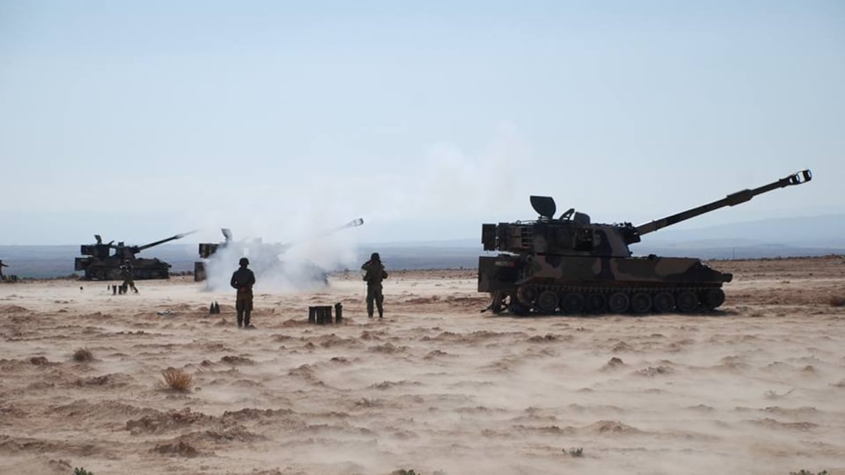 Tirs d'obus par les blindés marocains. 
