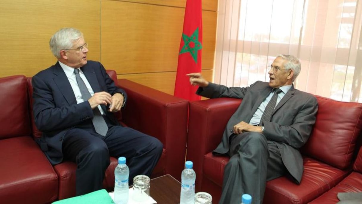 Hervé Biausser, le directeur de l'Ecole Centrale Paris, discutant ici avec Lahcen Daoudi, était le grand invité de marque de cette cérémonie.
