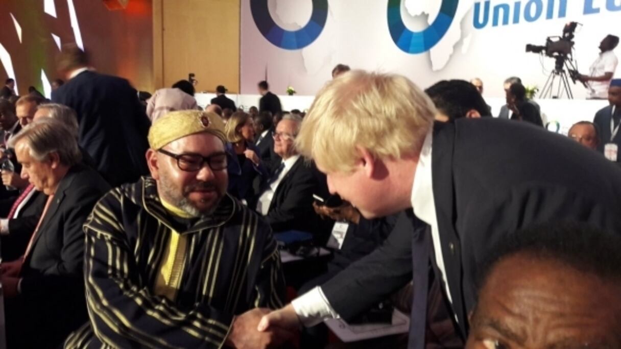 Boris Johnson, secrétaire d'Etat britannique aux Affaires étrangères, saluant le roi Mohammed VI, lors du Sommet UA-UE, début janvier 2017, à Abidjan.
