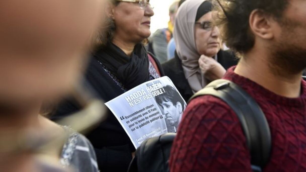 Des Algériens participent à un rassemblement de soutien à Hadda Hazem, directrice du quotidien arabophone "El Fadjr", à Alger, le 20 novembre 2017.
