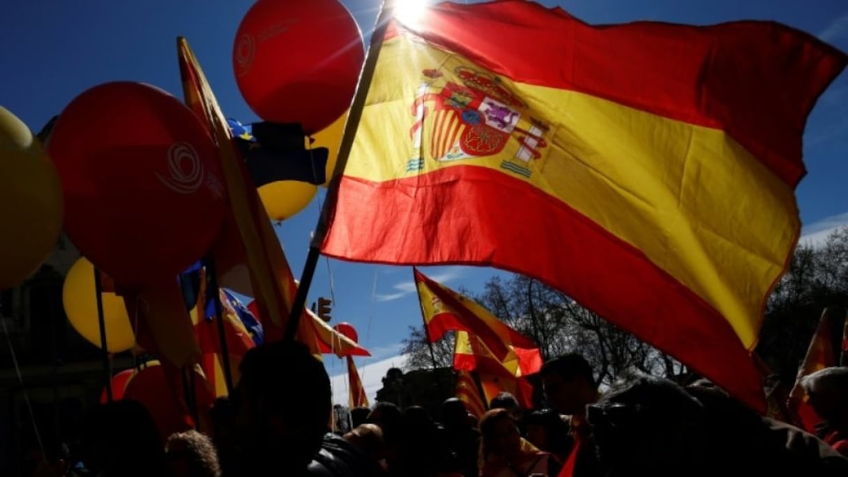 Des manifestants anti-indépendantistes brandissent le drapeau espagnol à Barcelone, le 18 mars 2018. 
