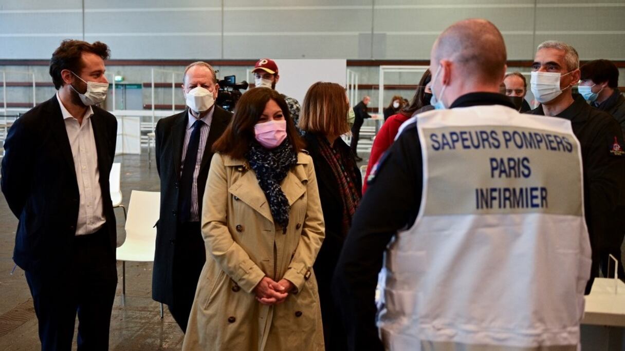 La maire de Paris, Anne Hidalgo (au centre), visite un centre de vaccination Covid-19 à Paris, le 8 mai 2021, au cours de la campagne de vaccination contre le coronavirus.
