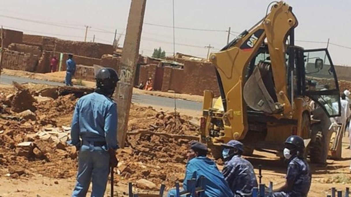 Surveillance de la destruction d'une église à Omdurman, Soudan
