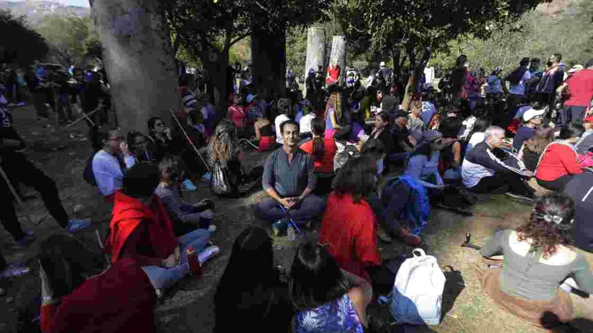 Des Libanais font une pause près du pont romain lors d'une marche de 20 km dans la vallée de Bisri, au sud-ouest de Beyrouth, le 22 novembre 2019, pour protester contre la construction d'un barrage dans la région
