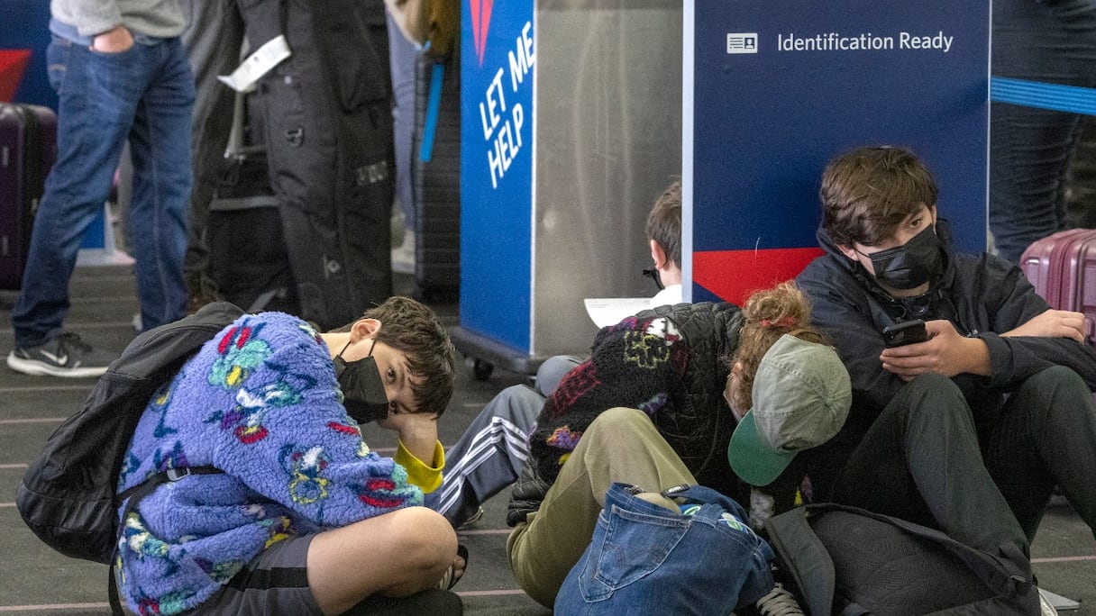 Des voyageurs font la queue à l'enregistrement de Delta Airlines à l'aéroport international de Los Angeles, en Californie, le 24 décembre 2021. Plus de 2 000 vols ont été annulés et des milliers retardés dans le monde, car Omicron, hautement infectieux, perturbe les voyages.
